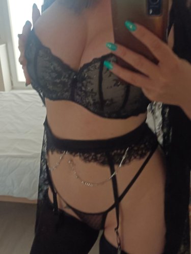 Bella, CZ GIRL